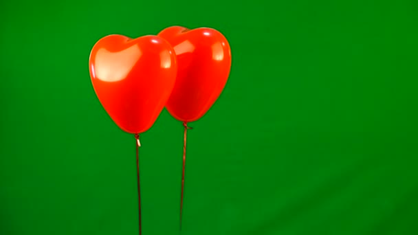 两颗红色心形气球用心脏提起邮件信封 — 图库视频影像