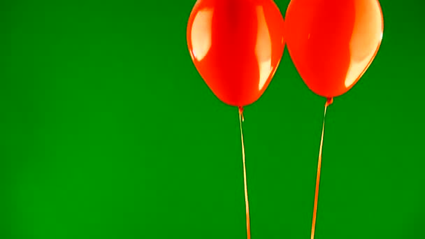 Zwei Rote Luftballons Herzform Heben Einen Briefumschlag Auf Die Grüne — Stockvideo