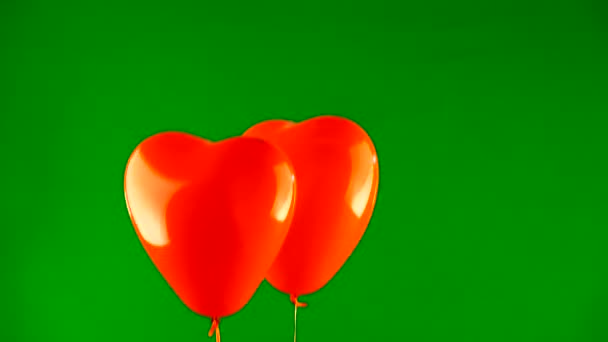 Zwei Rote Luftballons Herzform Heben Einen Briefumschlag Auf Die Grüne — Stockvideo