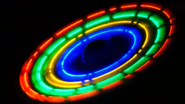 黑色背景上的发光抽象轮 — 图库视频影像