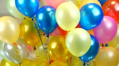 Beyaz arka plan üzerinde renkli toplar döndürme