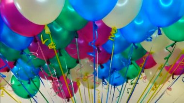 Beyaz arka plan üzerinde renkli toplar döndürme