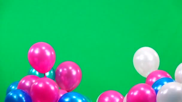 Cor Balões Voar Para Cima Tela Verde — Vídeo de Stock
