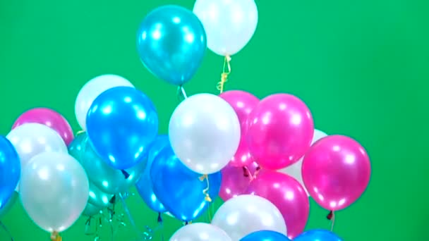 barevné balóny létat nahoru na zelené obrazovce