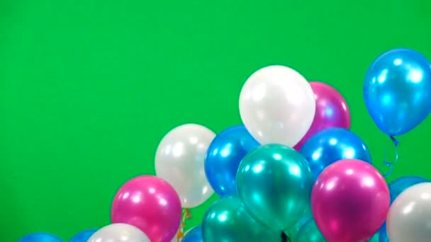 barevné balóny létat nahoru na zelené obrazovce