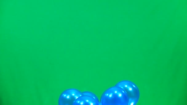 Slow motion modré balóny létat nahoru na zelené obrazovce