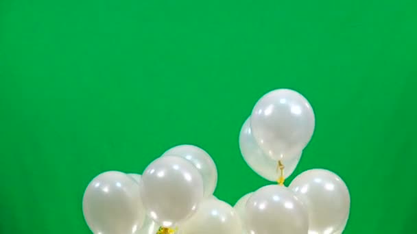 Slow Motion Witte Ballonnen Omhoog Groen Scherm Vliegen — Stockvideo