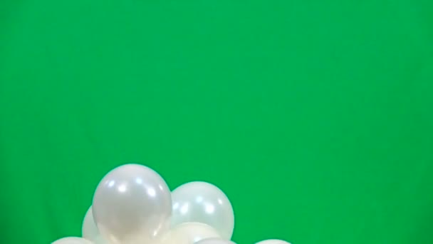 Αργή Κίνηση Λευκά Μπαλόνια Πετούν Επάνω Στην Πράσινη Οθόνη — Αρχείο Βίντεο
