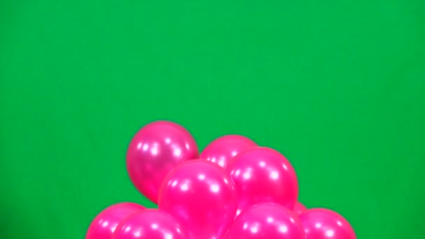 Slow Motion Roze Ballonnen Omhoog Groen Scherm Vliegen — Stockvideo