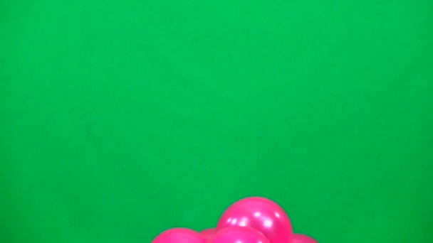 Slow Motion Roze Ballonnen Omhoog Groen Scherm Vliegen — Stockvideo