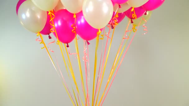 Ballonnen Vliegen Met Een Roos — Stockvideo
