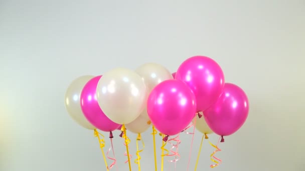 Balões Voam Com Uma Rosa — Vídeo de Stock