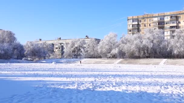 Κορίτσι Τρέχει Στο Στάδιο Χειμώνα — Αρχείο Βίντεο