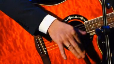 Adam gitar çalıyor