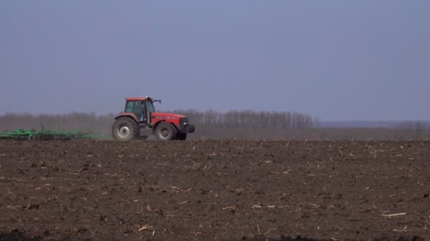 Twee Tractoren Ploegen Het Veld Het Voorjaar Geluid — Stockvideo