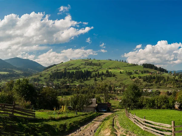 Pohled na karpatskou vesnici. Ivano-Frankivsk region, Ukrajina — Stock fotografie
