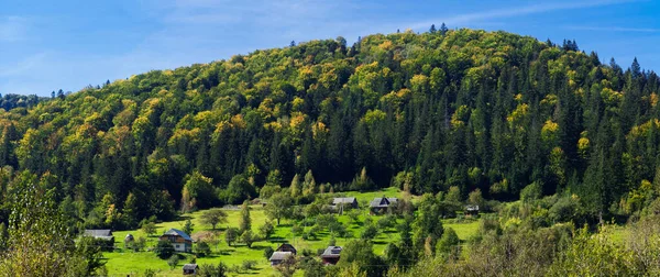 Pohled na vesnici. Ivano-Frankivsk region, Ukrajina — Stock fotografie