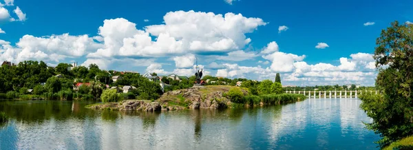 Пам'ятник Росічу на острові Грін. Корсунь-Шевченковський, Україна — стокове фото