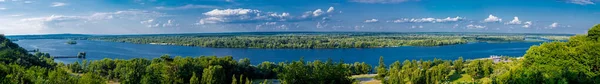 Panoramautsikt från Tarasovaberget till floden Dnepr. Kanev, Tjerkasisregionen, Ukraina — Stockfoto