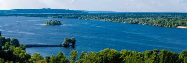 Panoramautsikt över floden Dnepr från Tarasovafjället. Kanev, Tjerkasisregionen, Ukraina. — Stockfoto