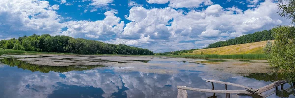 Ukrayna 'nın Cherkasy bölgesindeki Vodianiki köyünde nehir. — Stok fotoğraf