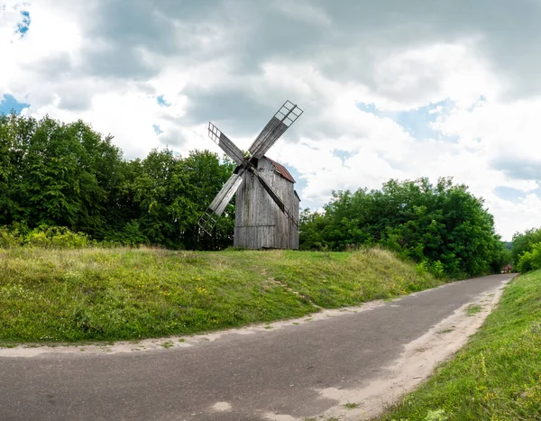 Houten windmolen. Village Ivkivtsi, regio Cherkasy, Oekraïne — Stockfoto