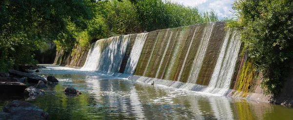 Vista da barragem e bela cachoeira. Buki, região de Cherkasy, Ucrânia — Fotografia de Stock