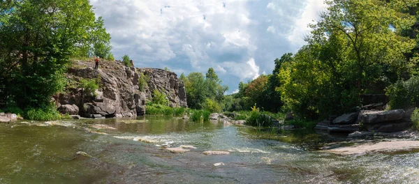 Vista panorâmica do rio Girsky Tikich e no desfiladeiro de Buki, região de Cherkasy, Ucrânia — Fotografia de Stock