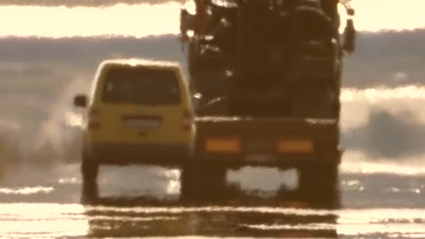 Beweging Van Auto Snelweg Met Een Grote Luchtspiegeling Warme Zomer — Stockvideo