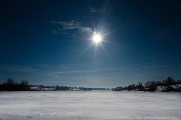 Neve su un fiume ghiacciato. Paesaggio invernale — Foto Stock