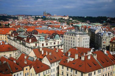 Prag 'daki Mala Strana' nın kırmızı çatılarının manzarası