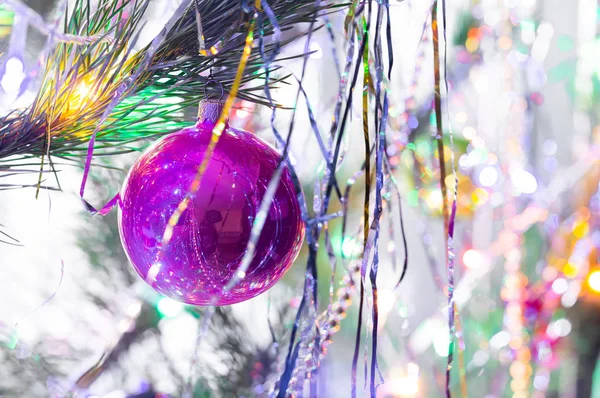 クリスマスツリーに吊るされたおもちゃのボール. — ストック写真