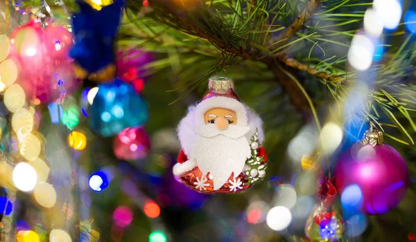 Santa Claus toy hanging on a Christmas tree. — Stock Photo, Image