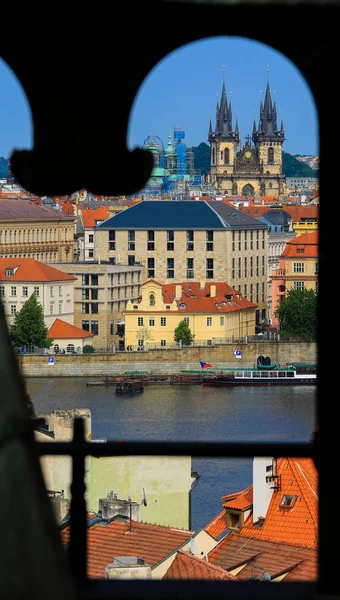 Uitzicht op de kerk van Onze Lieve Vrouw van Tyn en de rivier. Praag — Stockfoto