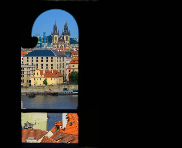 Uitzicht op de Tyn kerk en de Vltava rivier. Praag — Stockfoto