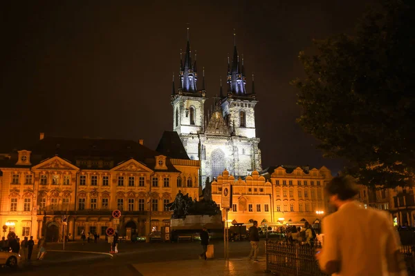 Beroemde Tyn Kerk in Praag op het Oude Stadsplein in de avond li — Stockfoto