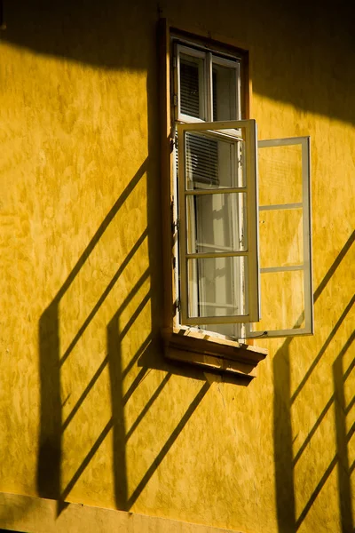 Houten raam van een oud gebouw — Stockfoto