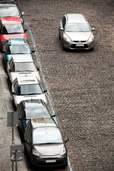 Parkeerplaats op de weg in Praag. — Stockfoto