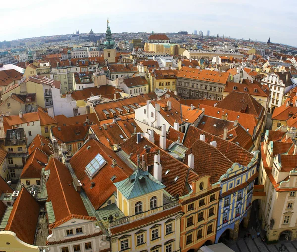 Vue sur les toits rouges de la partie historique de la vieille Prague — Photo