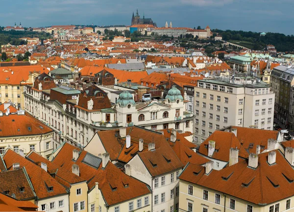 Vue sur les toits rouges de Mala Strana et la cathédrale Saint-Vitus. Prague — Photo