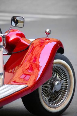 Kırmızı bir retro arabanın parçası.