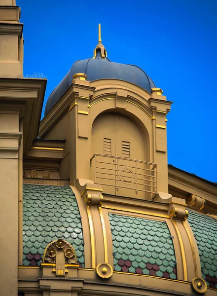 Fragment van het dak van het historische oude gebouw van Praag. — Stockfoto
