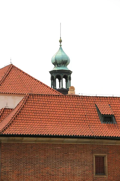 Techos rojos de casas. Praga — Foto de Stock
