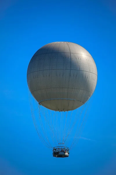 Viaje en globo aerostático contra el fondo del cielo azul . —  Fotos de Stock