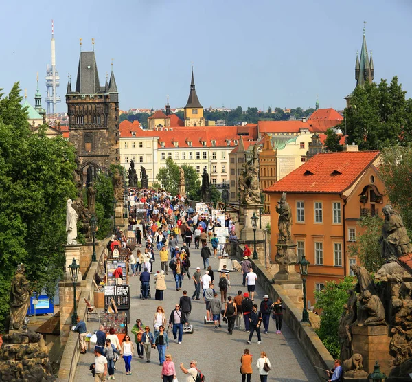 Pohled na davy turistů na Karlově mostě, Staré Město. Prag — Stock fotografie