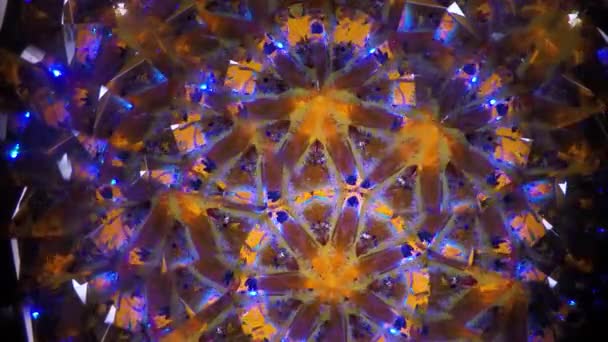 modèle. miroir naturel pour enfants Kaléidoscope de notre enfance. La vidéo est en mode macro à travers un miroir 