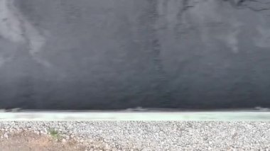 Ore vagonlu tren en üst noktadan kalkan demiryolu ile hareket eder..