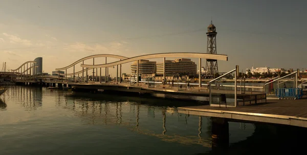 巴塞罗那港口码头 有桥梁和电传塔 西班牙加泰罗尼亚 — 图库照片