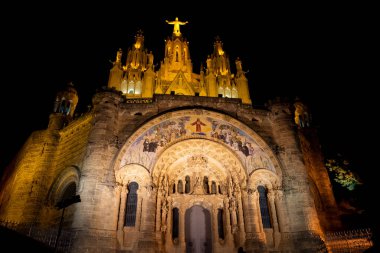 Barselona manzarası, metal kemerler ve şehir trafiği kavşağı. Katalonya; İspanya;
