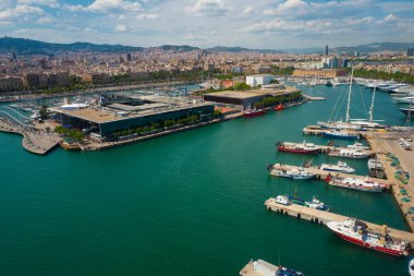 2019-06-08. Barcelona manzarası ve Barcelona 'daki yat limanı. Katalonya, İspanya